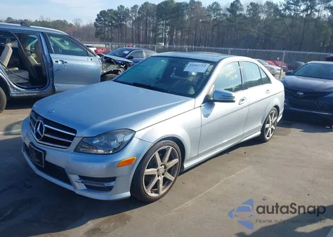 2014 Mercedes-Benz C 250 Sport z USA, uszkodzony, nr VIN WDDGF4HB2EA957389